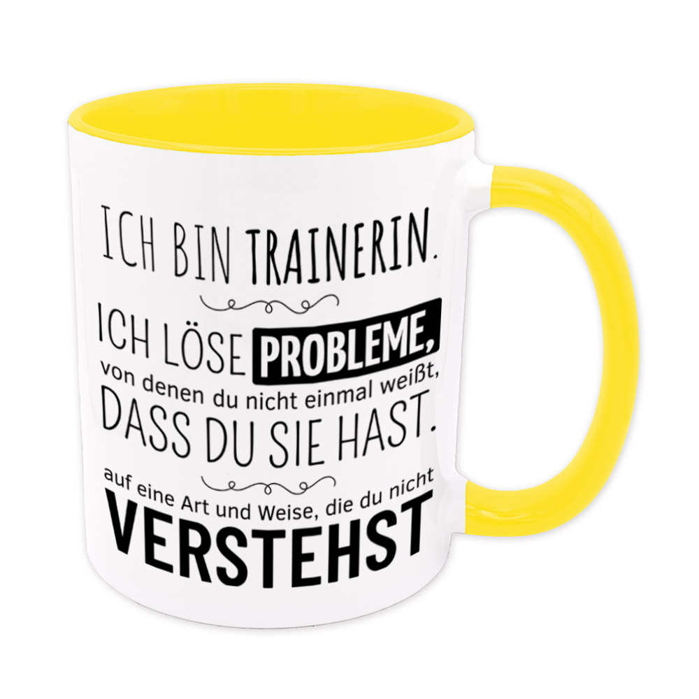 Tasse gelb: Ich bin Trainerin. Ich löse Probleme, von denen du nicht einmal weißt, dass du sie hast, auf eine Art und Weise, die du nicht verstehst. Spruchtasse, lustige Tasse